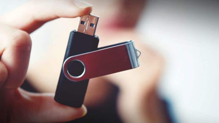 How to Recover Data from Flash Drives – Solutions and Detailed Steps
