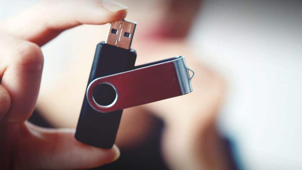 How to Recover Data from Flash Drives - Solutions and Detailed Steps